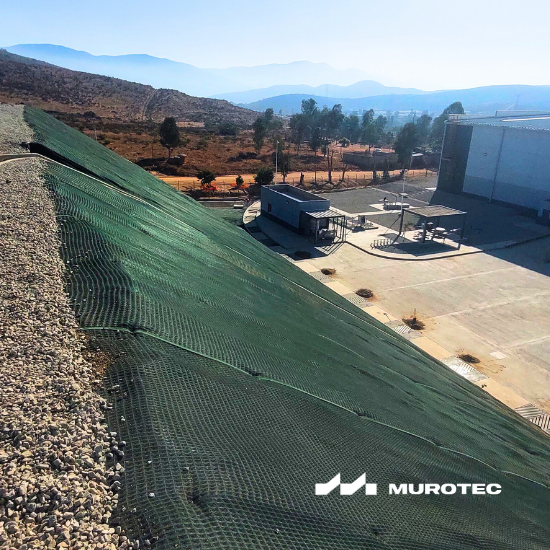 Sistema de control de erosión con geotextil y geomanta